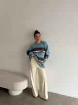 Pantalón de corte recto y holgado, confeccionado en tejido de viscosa con interior de felpa, con cintura elástica.