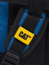 Mochila Caterpillar modelo Barry Backpack color azul, con diseño estampado geométrico sutil. Cuenta con compartimento principal amplio, bolsillo frontal con organizador, bolsillos laterales de malla, correas laterales de compresión y logo de la marca en el frente.