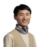 Cuello tubular Buff Coolnet Uv con estampado de camuflaje en tonos grises, blanco y negro.