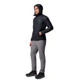 Campera híbrida Columbia con capucha, diseño acolchado en el frente y espalda, y paneles laterales elásticos. Cuenta con cierre frontal completo, bolsillos laterales con cremallera y tecnología Omni-Shield repelente al agua.