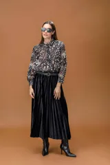 Camisa de manga larga con estampado animal print abstracto en tonos negros, marrones y beige. Presenta cuello alto, cierre frontal abotonado y mangas con volumen.