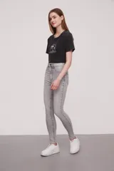 Pantalon jean de corte super skinny y tiro alto, con acabado lavado en tono gris.