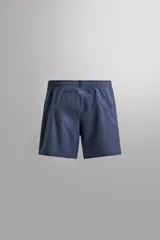 Shorts de running confeccionados en tejido técnico ligero y elástico, con forro interior. Presentan cintura elástica ajustable con cordón interior, aberturas laterales en el bajo, bolsillo lateral multifunción y bolsillo trasero con cierre de cremallera.