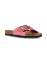 Sandalias planas Hush Puppies modelo Arena, confeccionadas en cuero de color rojo, con tira ancha ajustable mediante hebilla metálica grande. Plantilla anatómica con base de corcho y suela de goma texturizada.