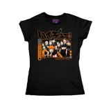 Remera negra de corte entallado con estampa frontal inspirada en el anime Haikyu, presentando a los personajes del equipo Karasuno con detalles en color naranja.