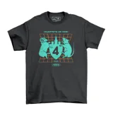 Remera de algodón color gris oscuro con estampa frontal gráfica en tonos turquesa y naranja que incluye el logo de la banda Cuarteto de Nos, una silueta de carnero, una rata y el número 4.