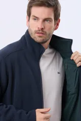 Campera polar de abrigo azul marino, con cuello alto, cierre frontal y bolsillos laterales y en el pecho con cierre.