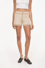 Short de punto tejido, color beige con detalles rayados en la cintura y los bordes inferiores, de tiro medio con cordón ajustable.