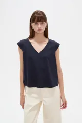 Blusa de viscosa color azul marino, sin mangas, con escote en V y corte al cuerpo.