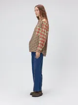 Camisa de viscosa con calce holgado y diseño estampado geométrico en tonos tierra. Presenta cuello clásico, cierre frontal con botones, bolsillo cuadrado en el pecho y puños a juego. Incluye logo de la marca bordado.