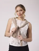 Blusa blanca sin mangas con bordado tipo broderie.