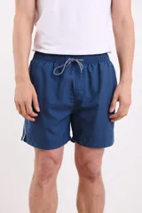 Short de baño verde con cintura elástica y cordón ajustable.