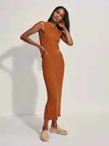 Vestido midi de punto color marrón, sin mangas y con cuello redondo.