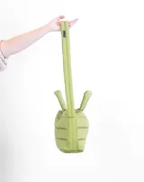 Bolsito tipo tote acolchado de color amarillo, con diseño de líneas horizontales y logo de la marca estampado en el frente. Cuenta con dos asas superiores acolchadas y una correa ajustable de cinta en color beige.