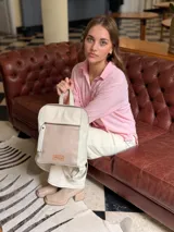 Botas tipo chelsea de cuero color visón, con plataforma, taco cuadrado y punta cuadrada.