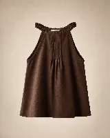 Blusa de lino color bordó, con escote halter y fruncido en el cuello. Presenta tabletas estructuradas en el frente y un diseño amplio y fluido sin mangas.
