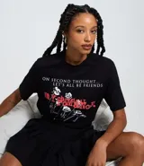 Remera negra de algodón con cuello redondo y mangas cortas. Presenta un estampado frontal con el texto "ON SECOND THOUGHT... LET'S ALL BE FRIENDS" en blanco y debajo un diseño de rosas estilizadas con el texto "MY CHEMICAL ROMANCE" en rojo.