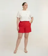 Short de sastrería rojo con cintura alta, elásticos laterales y dos botones frontales.