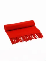 Pashmina de textura suave y acabado liso, con detalle de flecos en los extremos.