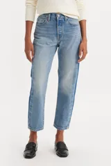 Pantalón de jean celeste claro, de corte recto y tiro alto, con cierre de botones.