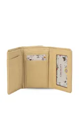 Billetera corta de símil cuero color beige, con cierre a presión y placa metálica decorativa. Cuenta con múltiples compartimentos internos para tarjetas, visor y billetes, además de un compartimento posterior con cierre.