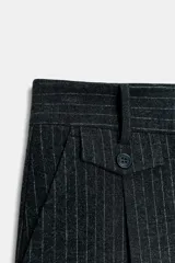 Pantalón de tiro medio con pinzas delanteras y pernera recta. Cuenta con bolsillos frontales, falsos bolsillos traseros de vivo y cierre frontal con cremallera, botón interior y ganchos.