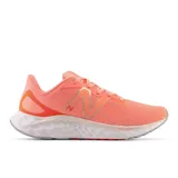 Championes New Balance Fresh Foam Arishi V4 para mujer, color salmón con logo plateado.