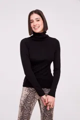 Polera de cuello redondo, manga larga y calce ajustado, color blanco.