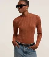 Suéter de punto fino con diseño de rayas verticales texturizadas y acabado metalizado. Presenta cuello redondo y mangas largas con terminaciones ligeramente onduladas.