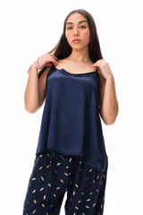 Musculosa lencera azul de viscosa con breteles finos.
