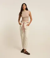 Pantalón mom de jeans color crudo, con trabillas en la cintura y pañuelo estampado animal print.