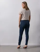 Jean elastizado de tiro medio, corte skinny, color celeste.