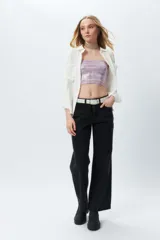 Top strapless color lila con textura de terciopelo y brillo metalizado.