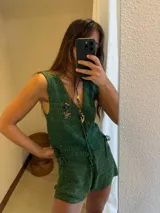 Short negro de tiro medio/alto con cordones para ajustar, confeccionado en lurex y viscosa.