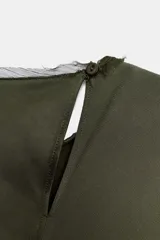 Vestido largo sin mangas de la línea ZW Collection, en color verde militar, con cuello redondo y diseño asimétrico con paneles combinados. Cuenta con una abertura frontal y cierre posterior con cremallera oculta.