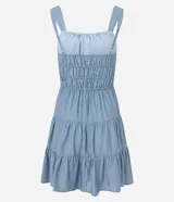 Vestido corto de silueta evasé color celeste, con escote recto y detalle de lazo en el centro. Posee breteles medianos, cintura elástica fruncida y falda con volados escalonados.