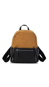 Mochila negra combinada con nobuck, bolsillo amplio adelante con broche y cierre, bolsillos en los costados, asas regulables y bolsillos internos.