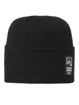 Gorro tipo beanie de punto color negro, con diseño acanalado y parche rectangular con logo de la marca en el frente.