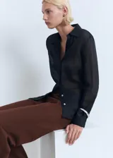 Pantalón de tiro medio con diseño recto y largo, confeccionado en tejido mezcla de algodón. Cuenta con cintura elástica sin cierre.