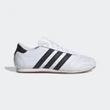 Championes Adidas de cuero blanco con las tres tiras laterales en negro y suela de goma color caramelo.