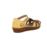 Sandalia de cuero con talón cerrado y pulsera ajustable con hebilla metálica. La capellada presenta un diseño de tiras entrelazadas en tonos tierra, incluyendo marrón, naranja y beige, sobre una base de goma marrón.