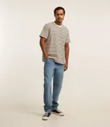 Pantalón slim de jean denim para hombre, con lavado clásico, cintura con trabillas y bolsillos funcionales.