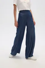 Pantalon de lyocell de corte ancho y tiro alto, con diseño de pinzas frontales y caída fluida.