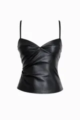Top de cuero sintético negro con escote corazón, tirantes finos y detalle de fruncido lateral.