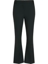 Pantalón negro de vestir, de corte acampanado, con raya marcada en la parte delantera y trasera, bolsillos de ojal y logo esmaltado de Tommy Hilfiger encima del bolsillo trasero.