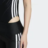 Body negro ajustado de nylon y elastano, con logo Adidas bordado en el pecho y las tres rayas blancas características de la marca en los laterales.