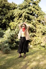 Pollera midi de corte balloon, color negro, confeccionada en gabardina. Presenta un diseño de cintura alta con lazo ajustable y ruedo con volumen.