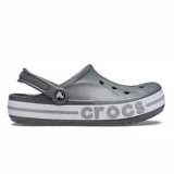 Zuecos Crocs modelo Bayaband, color gris oscuro con banda blanca en la suela que presenta el logo de la marca en relieve. Diseño ergonómico con tira trasera ajustable y perforaciones superiores para ventilación.
