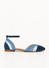 Ballerina de diseño contemporáneo con laterales abiertos, bandas cruzadas en el empeine en tonos celestes y azules, puntera redondeada en azul marino y delicada pulsera al tobillo con cierre de hebilla.