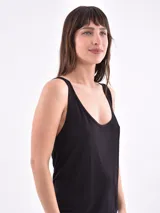 Musculosa blanca de breteles finos y escote redondo.